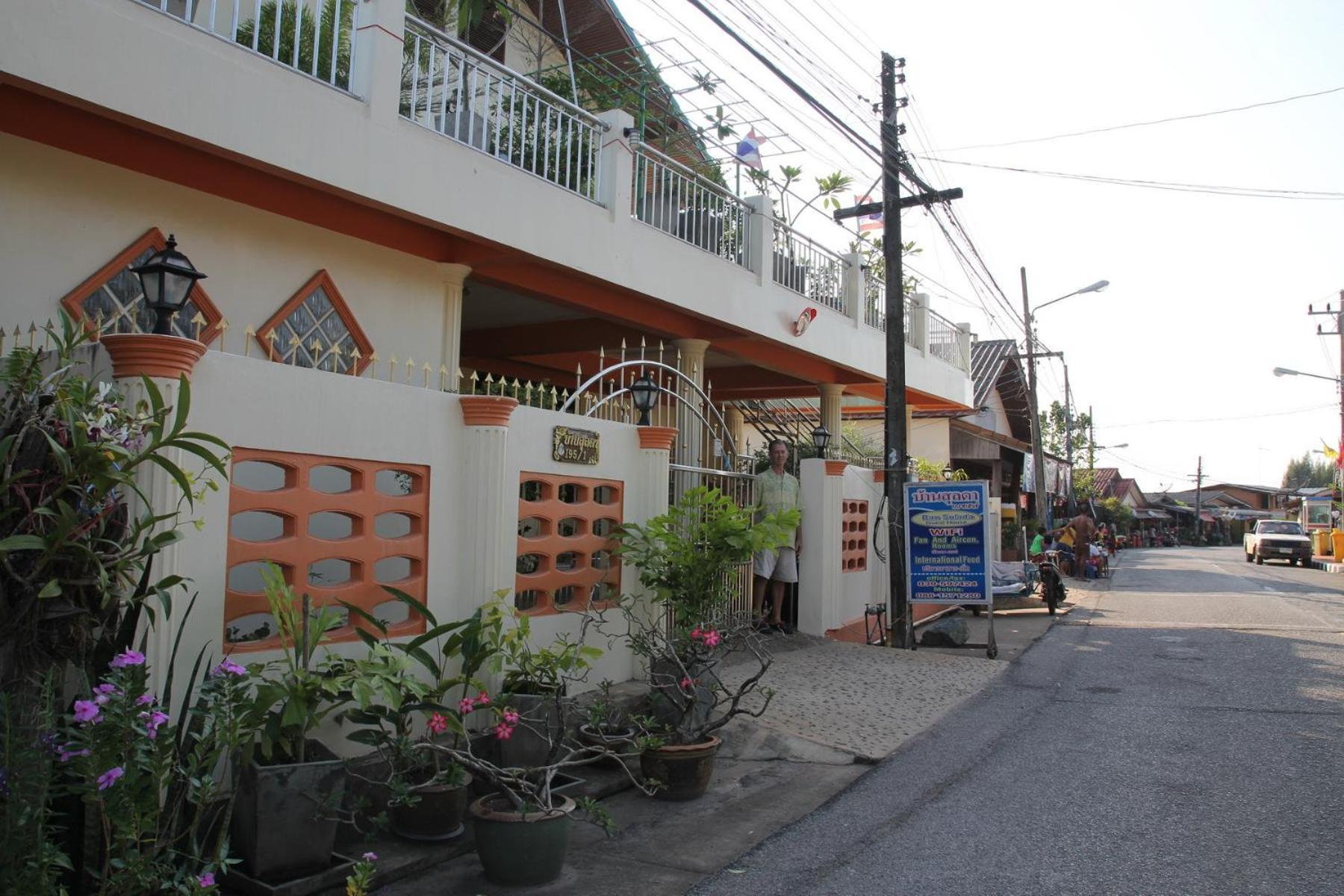 Ban Sulada Guest House Laem Ngop Ngoại thất bức ảnh